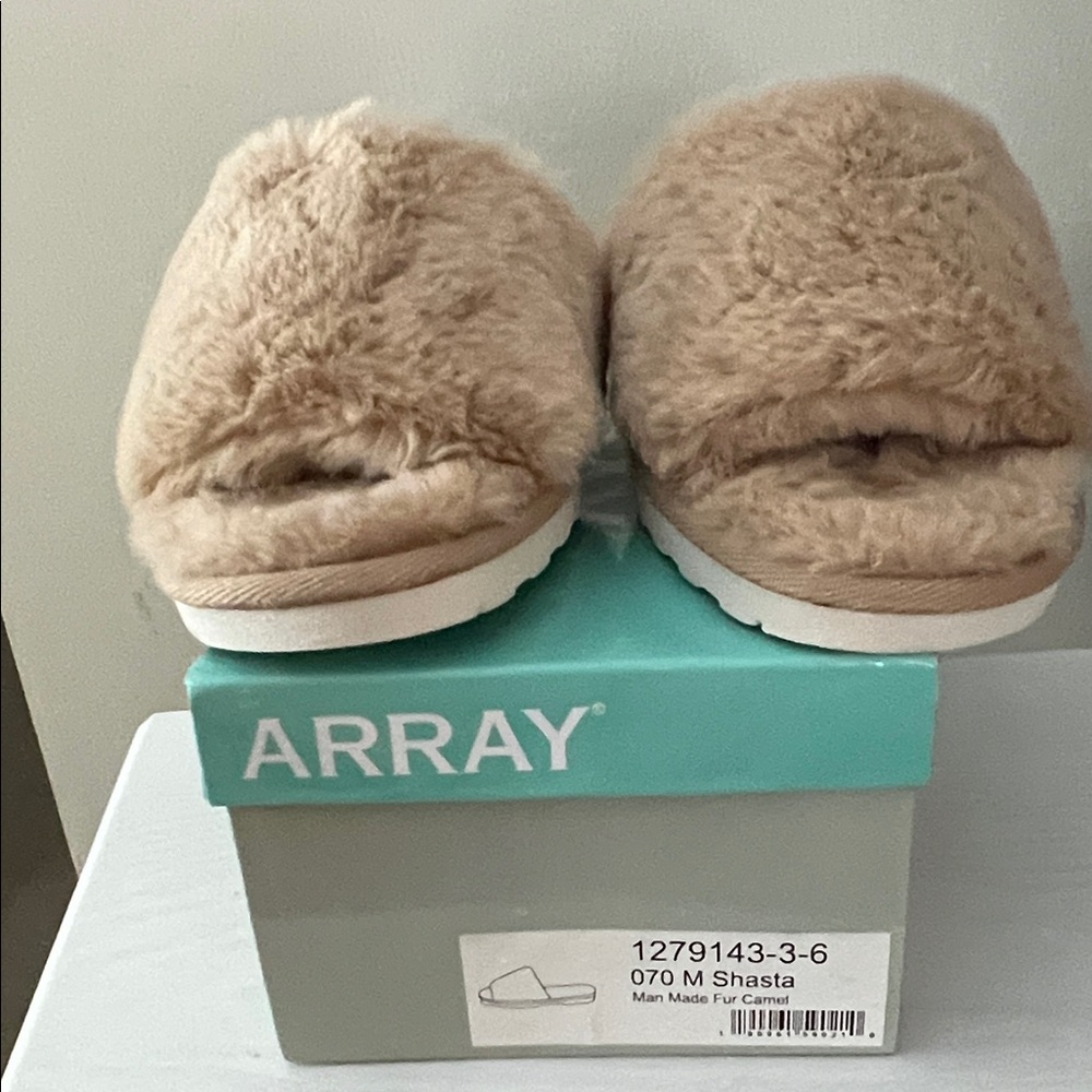 Array Beige Fuzzy Slippers Size 7 M
